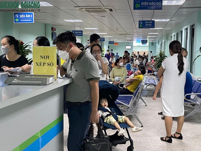 Theo ghi nhận, tại Khu vực xét nghiệm và chẩn đoán hình ảnh - Trung tâm quốc tế (Bệnh viện Nhi Trung ương), người nhà làm thủ tục và các bệnh nhân ngồi chờ đến lượt khám luôn rất đông.