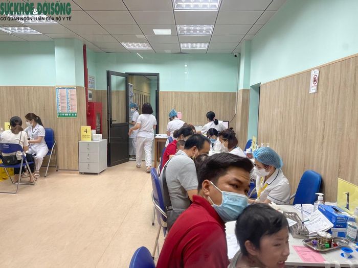 Tình trạng quá tải không chỉ diễn ra tại Bệnh viện Nhi Trung ương, tại Bệnh viện Thanh Nhàn tình trạng còn phức tạp hơn, trẻ phải nằm ghép 3 người/giường, cao điểm 1 bác sĩ phải đảm nhiệm điều trị cho nhiều bệnh nhi.