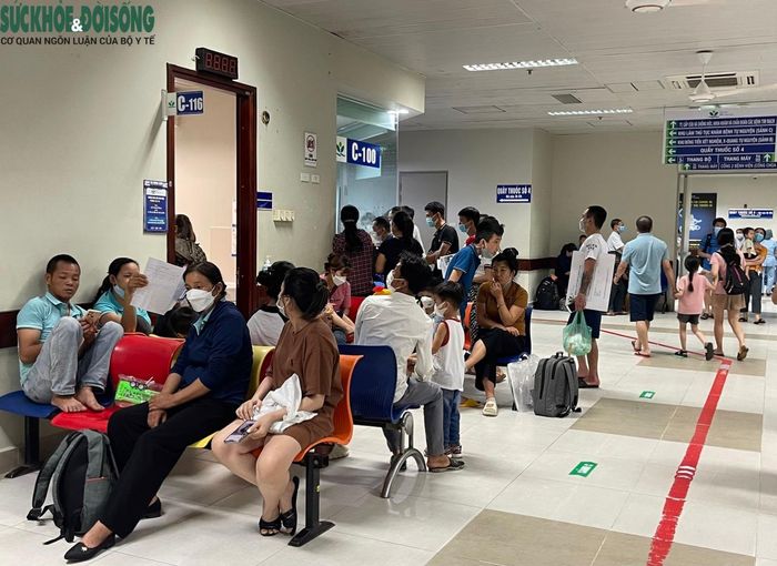 Rất nhiều bệnh nhi đến từ các tỉnh xa, được bố mẹ đưa đến khám bệnh từ sáng sớm khiến bệnh viện lúc nào cũng đông nghẹt, nhiều ca không thể điều trị nội trú vì quá tải.