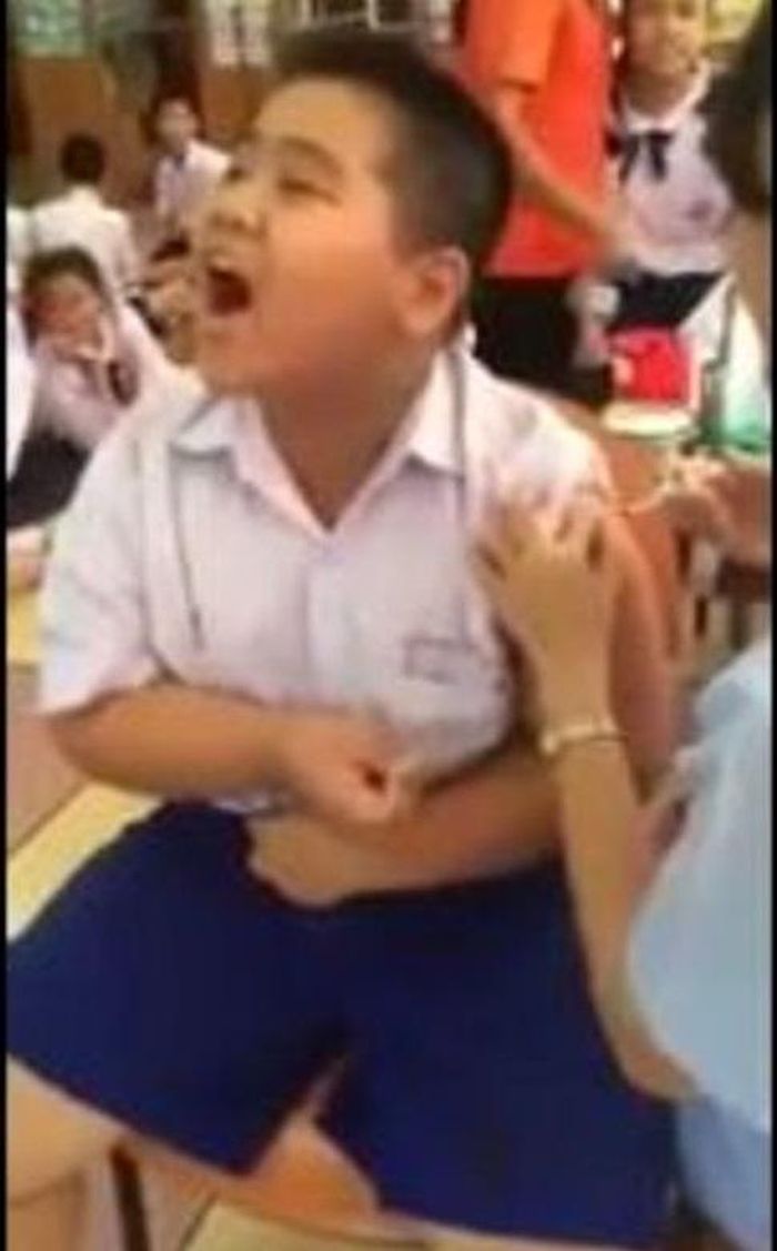 Nước mắt đàn ông không rơi từng giọt mà chỉ rơi thành dòng thôi nha.