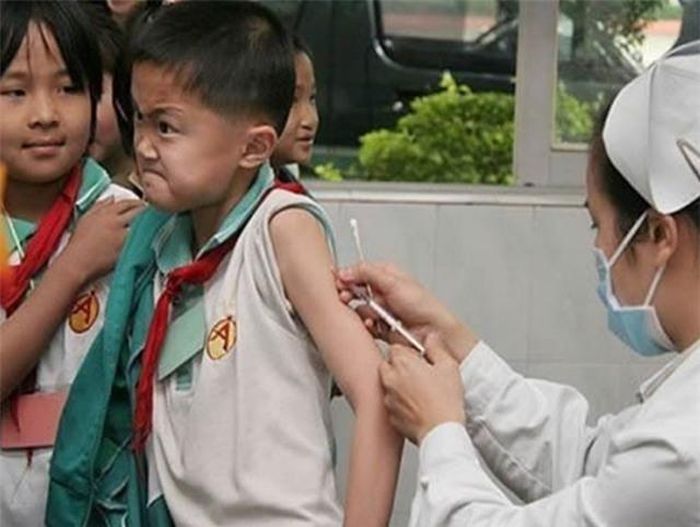 Các anh chàng nhìn có vẻ oai phong hùng dũng nhưng chỉ cần nhìn thấy mũi kim thì đã toát hết mồ hôi hột.