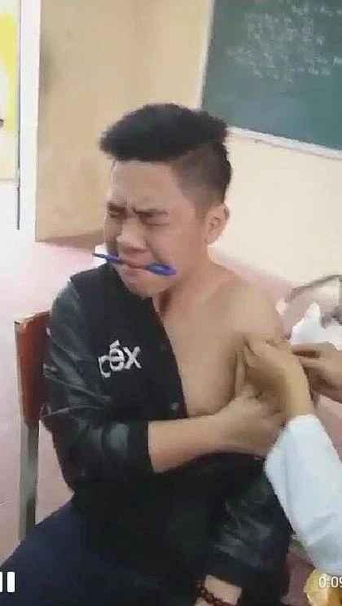 Không hiểu bằng năng lực gì mà chiếc kim tiêm nhỏ xíu nhưng nhọn hoắt lại gây ám ảnh như vậy cho rất nhiều người.