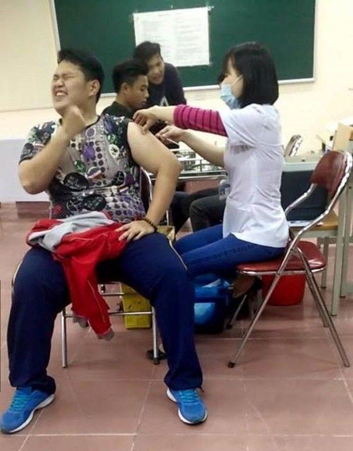Chẳng cần nhìn, chỉ cần nghe thấy âm thanh bác sĩ bóc ni-lon bên ngoài chiếc xi-lanh thôi là khối người đã đổ mồ hôi hột.