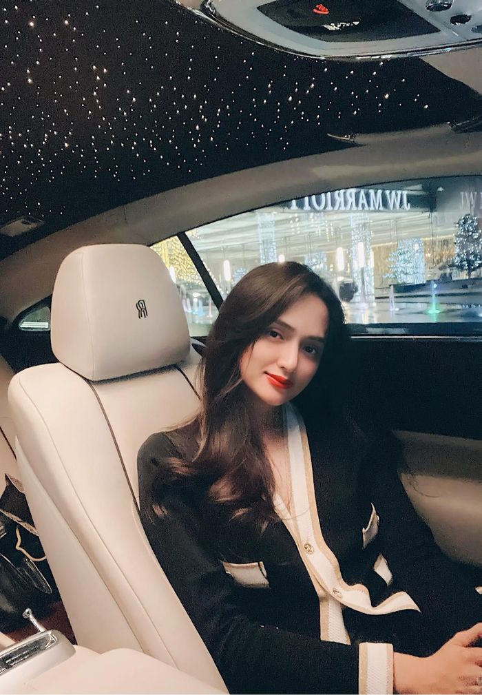 Hương Giang xinh đẹp dịu dàng.