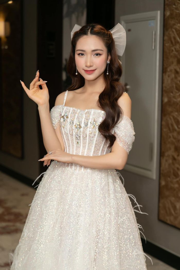 Hòa Minzy diện váy công chúa xinh đẹp dịu dàng.