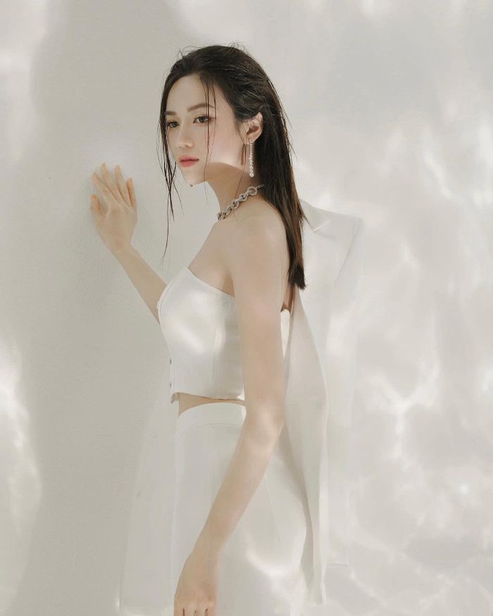 Anh Đào 'Đấu trí' xinh như nàng thơ.