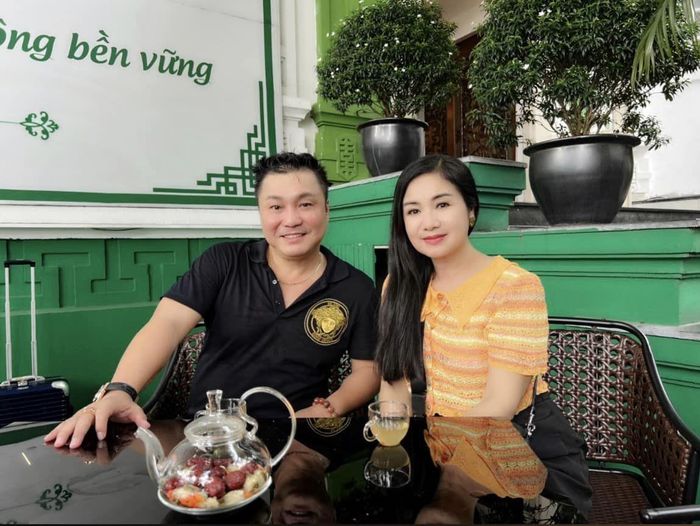 Sao Việt ngày 23/9: "Mùa thu Hà Nội đón anh Lý Hùng, còn em đón anh đi cafe. Anh vẫn phong độ và hồn hậu như xưa", NSND Thu Hà viết.
