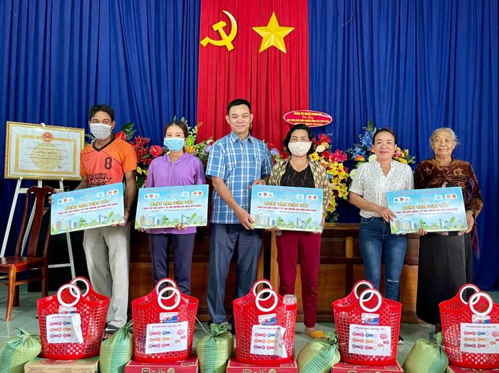Chị Lý Thị Hồng Trị (thứ hai từ phải qua) trao tặng thẻ bảo hiểm y tế cho người dân ở xã Phú Cần, huyện Krông Pa. (Ảnh: nhân vật cung cấp)
