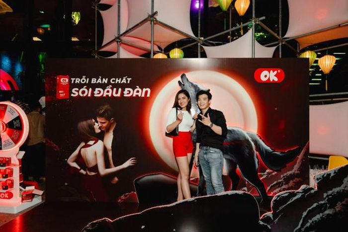 Các bạn trẻ hào hứng chụp ảnh check-in tại Lãnh Địa Sói. (Ảnh: OK Việt Nam)