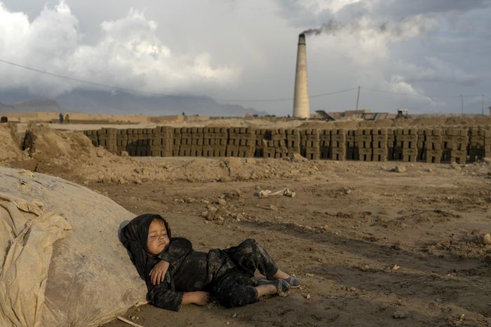 Một bé gái 4 tuổi ngủ sau giờ làm việc trong một lò gạch ở ngoại ô Kabul, Afghanistan.