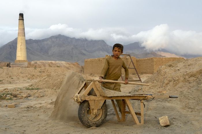 Một đứa trẻ 7 tuổi đang làm việc trong một nhà máy gạch ở ngoại ô Kabul, Afghanistan.