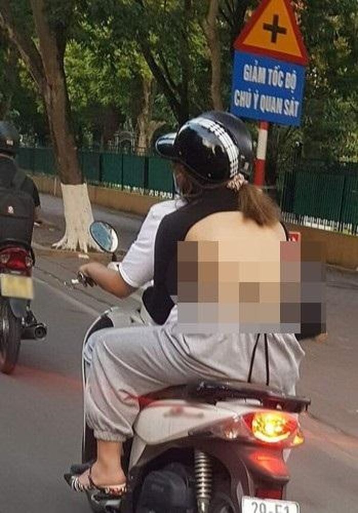 Cách ăn mặc của những cô gái trên gây không ít tranh cãi với cư dân mạng. Một điều xin nhắn gửi tới hội chị em rằng hãy lưu ý tới cách ăn mặc khi ra đường. Bởi nó không chỉ ảnh hưởng tới hình ảnh cá nhân và còn làm ảnh hưởng tới những người xung quanh. Ảnh: Tổng hợp