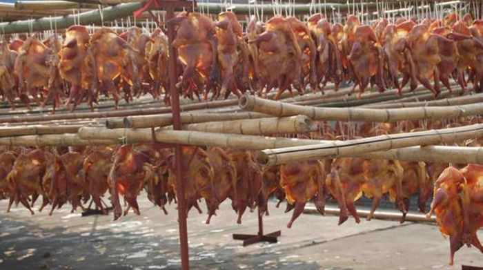 Điều đáng nói, cách chế biến gà quá dã man. Con vật phải đau đớn, quằn quại cho đến khi trút hơi thở cuối cùng khiến nhiều người chỉ trích.