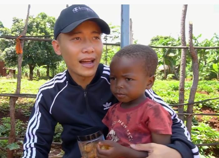 Là một trong những người Việt đi đầu, hỗ trợ phát triển cho người dân Angola, (châu Phi), hoạt động của Quang Linh Vlogs luôn nhận được sự chú ý của mọi người.