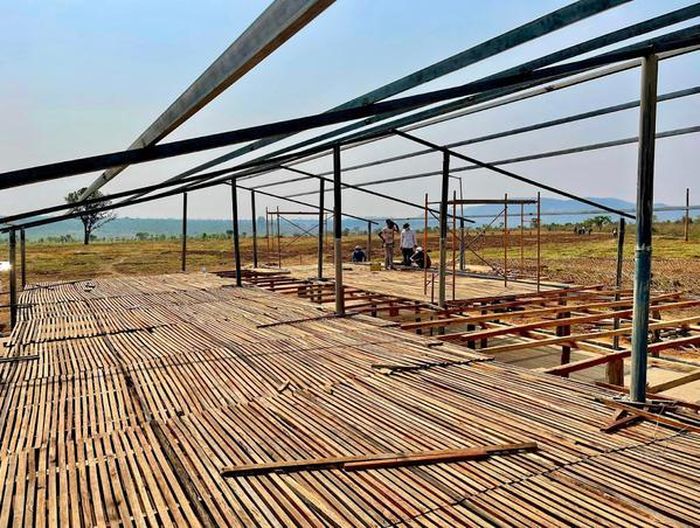 Các thanh gỗ đóng nẹp cẩn thận, ghép lại với nhau và xây cao hơn so với mặt đất là 1,5m.