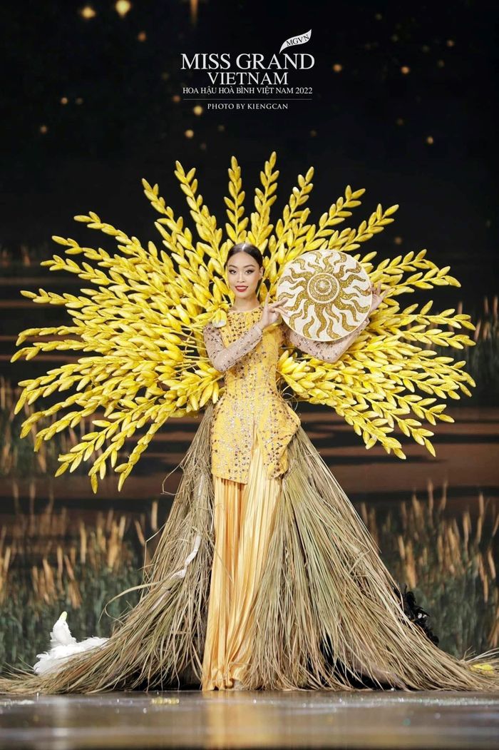 Mẫu thiết kế này khiến khán giả liên tưởng đến sắc lúa chín vàng óng ngoài cánh đồng. Các chi tiết từng xử lý, kết hợp tương đối đẹp mắt.