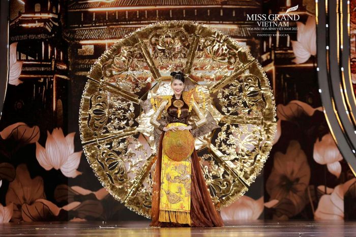 Á hậu Phương Anh tham gia trình diễn cùng dàn thí sinh Hoa hậu Hòa bình Việt Nam. Trang phục của người đẹp được giới thiệu lấy ý tưởng từ dòng tranh trúc chỉ Huế.