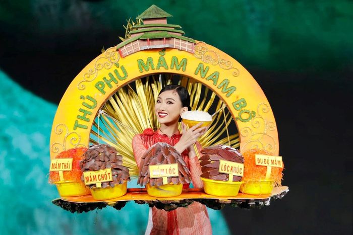 Nhiều món ăn gắn với ẩm thực người Việt như phở, bánh xèo, bún nước lèo... đều được tái hiện sống động trên sân khấu.