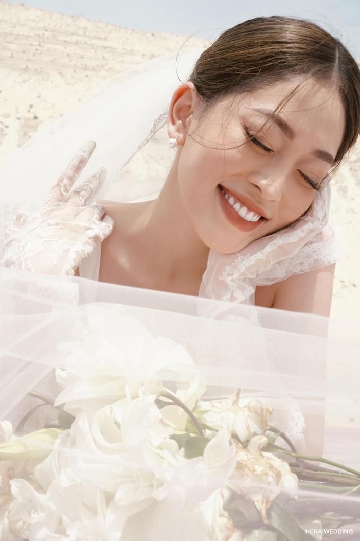 Nụ cười ngập tràn hạnh phúc của Phương Nga trong loạt ảnh cưới khiến nhiều người mê đắm