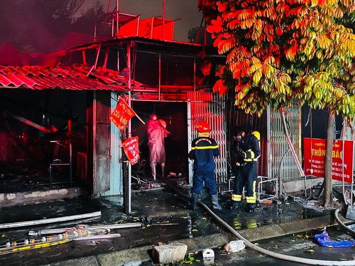  Cảnh sát tiếp cận hiện trường vụ cháy sau khi dập tắt ngọn lửa. Ảnh: P.K. 