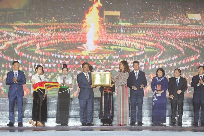 Nghi thức trao bằng của UNESCO ghi danh Nghệ thuật Xòe Thái