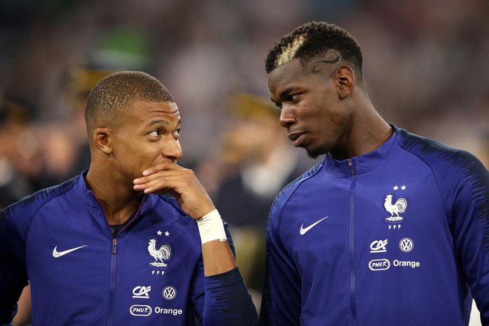 Pogba (bên phải) phủ nhận rằng anh đã sử dụng bùa ngải đối với đồng đội người Pháp Kylian Mbappe (bên phải)
