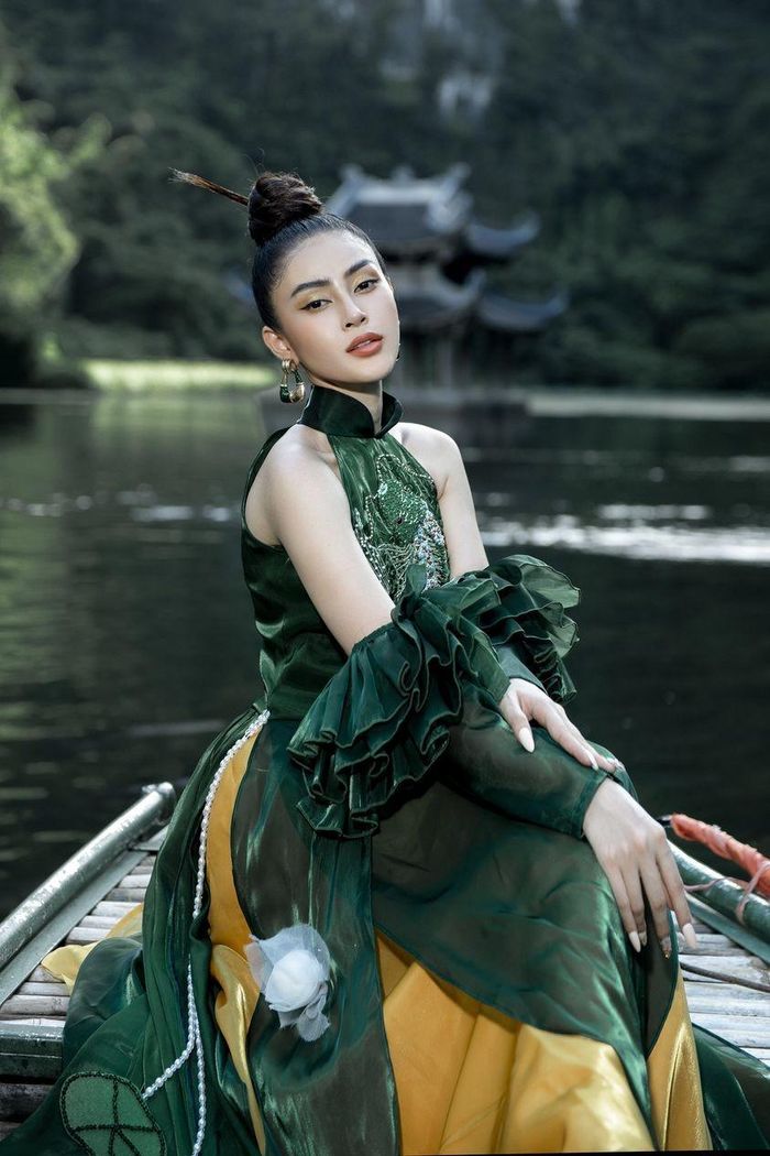 Hoa hậu Lý Kim Thảo trong tà áo dài cách tân.