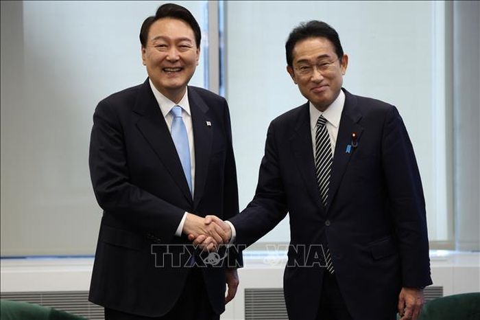 Tổng thống Hàn Quốc Yoon Suk-yeol (trái) và Thủ tướng Nhật Bản Fumio Kishida tại cuộc gặp bên lề Khóa họp 77 Đại hội đồng LHQ ở New York, Mỹ ngày 21/9/2022. Ảnh: Yonhap/TTXVN