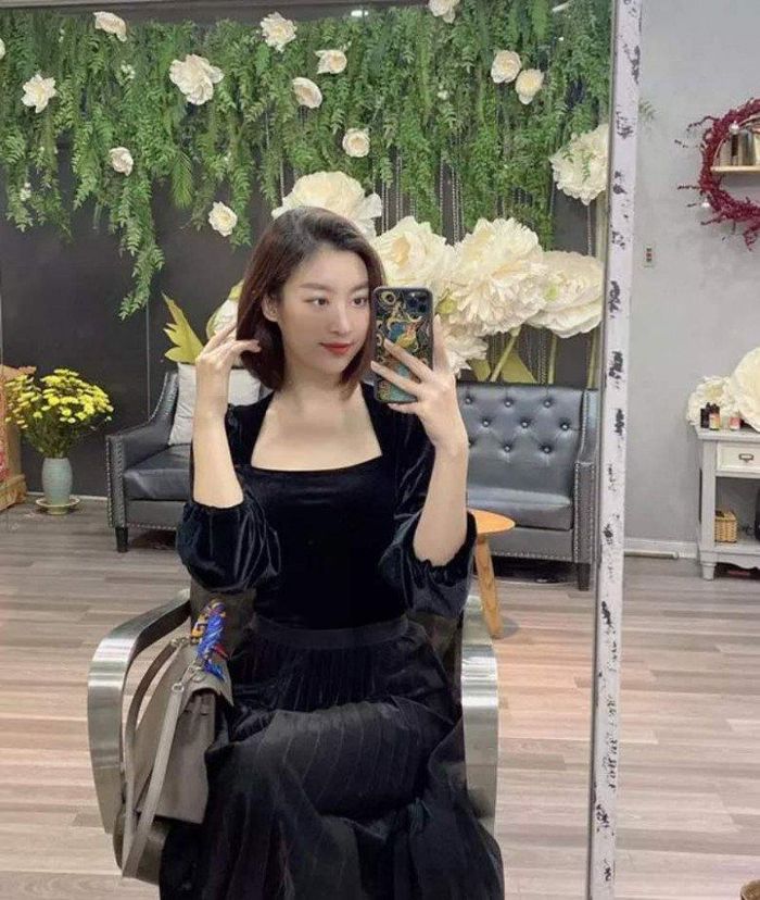 Cô dành nhiều thời gian để có được một kiểu tóc ưng ý nhất với vẻ đẹp vốn có của mình.