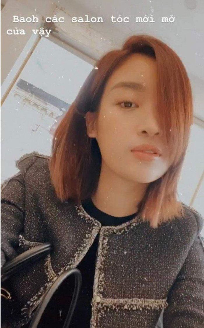 Nàng hậu rất thích chăm sóc cho mái tóc.