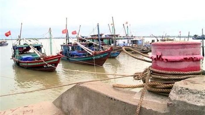 Tàu thuyền vào neo đậu, tránh trú bão tại khu vực Cửa Hội, thị xã Cửa Lò, Nghệ An. (Ảnh: TTXVN)