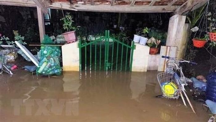 Mưa lớn gây ngập nhà người dân tại thị xã Sông Cầu, Phú Yên vào tối 24/9.