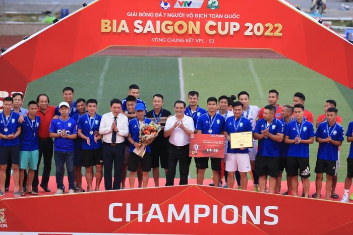 Lãnh đạo Liên đoàn bóng đá Việt Nam trao huy chương bạc cho đội hạng nhì EOC (Ảnh: Đức Cường)