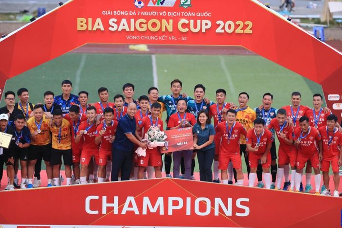 Ban tổ chức trao huy chương đồng cho đội hạng 3 An Biên - TPHCM (Ảnh: Đức Cường)