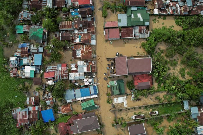  Cảnh ngập lụt ở San Miguel, tỉnh Bulacan được chụp từ trên không. Ảnh: Reuters.