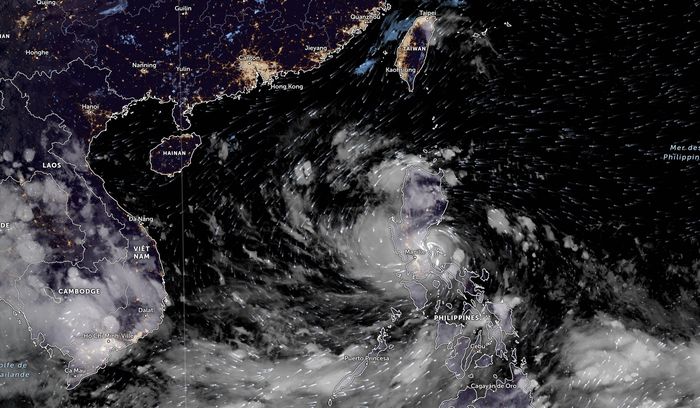 Ảnh vệ tinh lúc 10h30 ngày 25/9 cho thấy bão Noru áp sát Philippines, sau đó đổ bộ lên thành phố Burdeos trên quần đảo Polillo, thuộc tỉnh Quezon vào khoảng 17h30 cùng ngày. Trước đó, cơ quan khí tượng Philippines cho biết bão Noru được xếp vào loại "siêu bão".