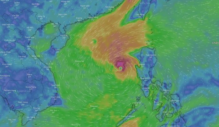  Người dùng có thể chuyển chế độ xem trên Windy sang hướng gió. Theo dự báo của ứng dụng này, bão Noru có thể đổ bộ vào đất liền vào rạng sáng 28/9. Giao diện app khá trực quan, cho phép người dùng theo dõi diễn biến của các cơn bão lớn, hoặc nhiệt độ, lượng mưa tại mọi địa điểm theo thời gian thực. 