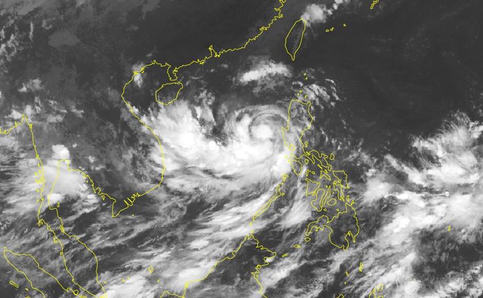  Himawari 8 là Vệ tinh Thời tiết Địa tĩnh (quan sát cố định một vị trí) được vận hành bởi Cơ quan Khí tượng Nhật Bản (JMA). Vệ tinh này do Mitsubishi Electric chế tạo với sự hỗ trợ của Boeing, được phóng lên quỹ đạo vào ngày 7/10/2014 với chi phí chế tạo khoảng 800 triệu USD. 