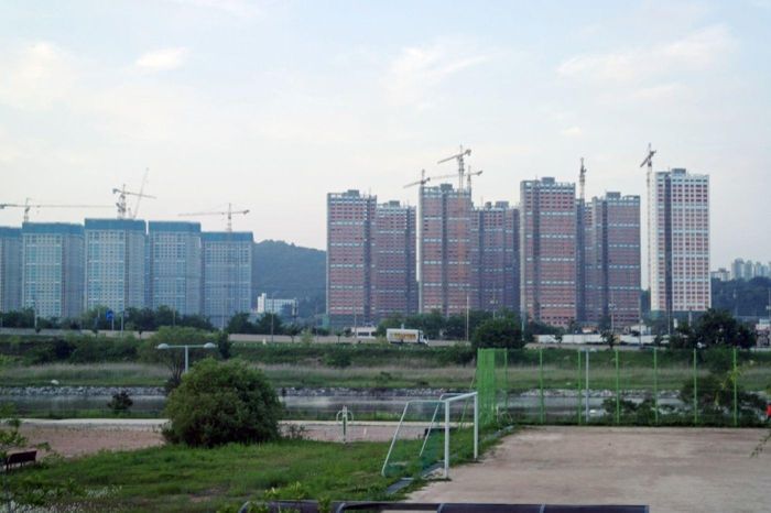  Việc xây dựng tiếp tục khi các nhà quy hoạch tìm cách biến thành phố thành trung tâm công nghệ sinh học. Ảnh : Linda Poon/CityLab. 