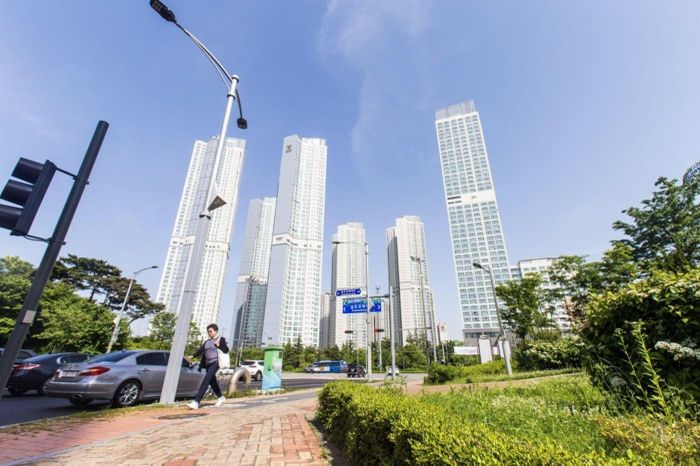 Trong thời gian gấp rút, chính quyền Incheon yêu cầu các nhà quy hoạch xây dựng một số khu chung cư để thu hút cư dân mới, và các tòa nhà vẫn đang bị bỏ trống rất nhiều. Ảnh : Mikensi Romersa/CityLab 