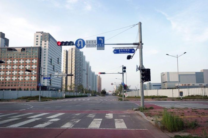  Nhiều đường phố Songdo vắng vẻ và gần như không có bóng người, các khu chung cư vẫn đang chờ cư dân tới sinh sống. Ảnh: Linda Poon/CityLab 