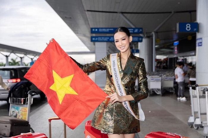 Nàng á hậu cao 1m85 tự tin khi "mang chuông đi đánh xứ người".
