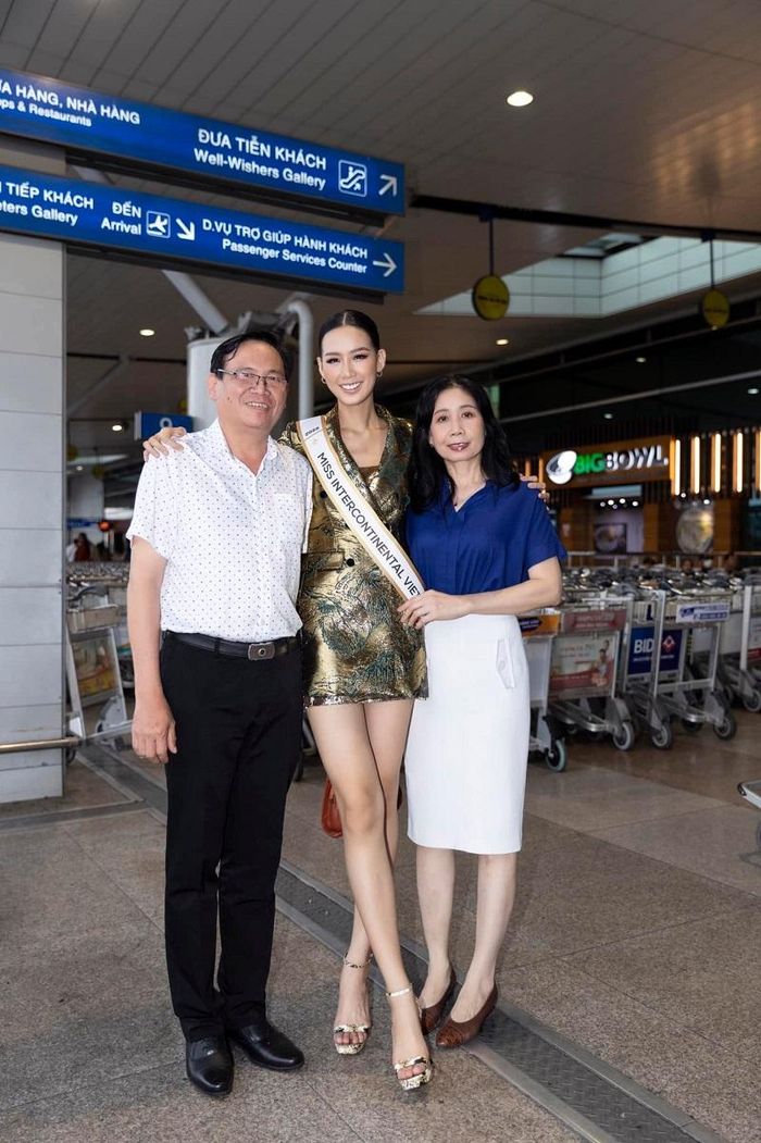 Bảo Ngọc trong vòng tay người thân trước khi lên đường tham gia Hoa hậu Liên lục địa 2022.