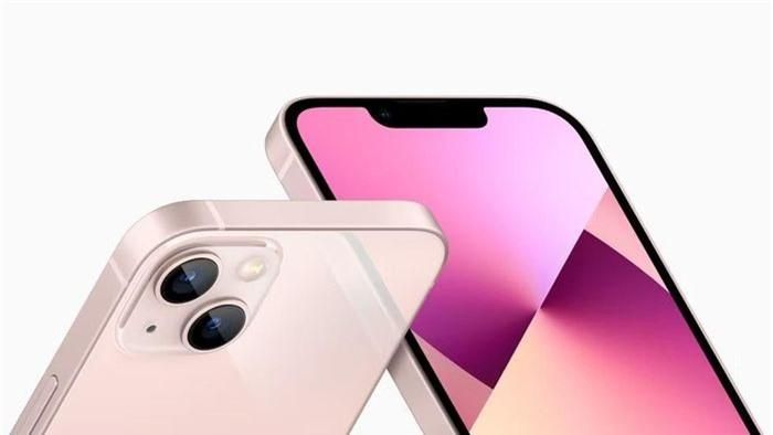 Thời điểm tốt để mua iPhone 13. Khi Apple phát hành iPhone mới, phiên bản cũ thường ngừng bán hoặc giảm giá. Sau sự kiện ra mắt iPhone 14, công ty giảm giá iPhone 13 xuống còn 699 USD, rẻ hơn 100 USD so với trước. Đây là một lựa chọn tốt. iPhone 13 và iPhone 14 có thời lượng pin gần như giống nhau, sở hữu cùng một chipset, cụm camera tương đương. Kể cả khi cân nhắc lên đời nhưng không muốn bỏ ra số tiền quá lớn, người dùng cũng nên suy nghĩ về iPhone 13 Pro thay vì iPhone 14. Apple không còn bán chính hãng phiên bản này nhưng một số đại lý ủy quyền của họ vẫn còn hàng. Với chênh lệch chỉ 100 USD, bạn sẽ nhận được cụm camera 3 ống kính, màn hình 120 Hz và thiết kế cứng cáp, sang trọng hơn.