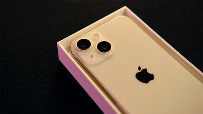 Camera không đột phá. Trong những năm gần đây, camera của iPhone đã có chất lượng rất tốt. Trên thế hệ iPhone 14, Apple tiếp tục cải tiến thành phần này. Tuy nhiên, nâng cấp thực sự - tăng độ phân giải cảm biến lên mức 48 MP - chỉ đến với model iPhone 14 Pro và Pro Max. iPhone 14 vẫn dùng cảm biến chính 12 MP với kích thước lớn hơn một ít. Điều này giúp iPhone 14 chụp đêm tốt hơn so với iPhone 13 nhưng khác biệt nhỏ và ít tình huống sử dụng thực tế. Ảnh: Make Use Of.