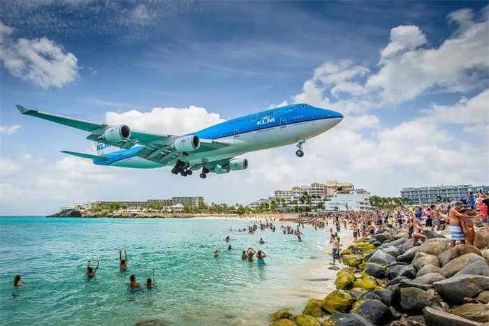 Sân bay Princess Juliana (Sint Maarten): Do địa hình gồ ghề, sân bay quốc tế Princess Juliana phải đặt sát bãi biển Maho, nơi một lượng du khách lớn đến nghỉ mát mỗi ngày. Nhiều trường hợp máy bay đáp xuống sân bay quốc tế Princess Juliana chỉ cách đầu người trên bãi biển khoảng 10-20 m. Động cơ phản lực của phi cơ lúc chuẩn bị cất cánh dễ dàng thổi bay du khách đứng cạnh hàng rào ngăn cách sân bay và bãi biển. Ảnh: St Maarten.