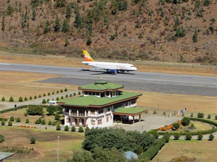 Sân bay Paro (Bhutan): Nằm ở độ cao hơn 2.200 m so với mực nước biển, Paro là sân bay quốc tế duy nhất của Bhutan. Tuy nhiên, do địa hình khắc nghiệt, thời tiết bất lợi, sân bay chỉ hoạt động vào ban ngày khi có đủ có yếu tố đảm bảo. Phi công đến đây phải tiếp cận mặt đất theo cách thủ công vì không có radar, len lỏi giữa đồi núi và những ngôi nhà trước khi gặp đường băng. Ảnh: Wikipedia.