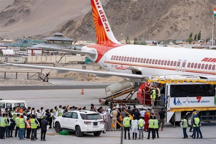 Sân bay Leh Kushok Bakula Rimpochee (Leh, Ấn Độ): Sân bay Leh nằm ở độ cao gần 3.300 m so với mực nước biển. Đường băng ở đây ngắn, được bao quanh bởi những ngọn núi, sức gió mạnh vào buổi chiều. Điều đó có nghĩa các chuyến bay bị hạn chế, chỉ có thể cất và hạ cánh vào buổi sáng. Máy bay thân rộng và hạng nặng không được phép đến đây. Tất cả phi công đều phải được đào tạo đặc biệt nếu muốn hạ cánh tại sân bay này. Ảnh: His Holiness the 14th Dalai Lama.