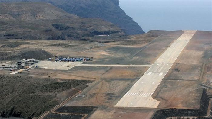 Sân bay St. Helena (St. Helena): Khi mới xây dựng, nhiều người gọi sân bay trên hòn đảo St. Helena giữa Đại Tây Dương là nơi "vô dụng nhất thế giới". Quá trình xây dựng gặp nhiều thách thức bởi hòn đảo không có đủ bề mặt phẳng để đáp ứng chiều dài sân bay 1,95 km cần thiết. Sân bay quá nguy hiểm để máy bay hạ cánh do sức gió mạnh. Ngày nay, St. Helena đã đi vào hoạt động và được xếp loại C. Phi công phải được huấn luyện đặc biệt để hạ cánh an toàn. Ảnh: Financial Times