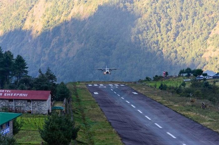 Sân bay Tenzing-Hillary (Lukla, Nepal): Đây là nơi du khách đáp xuống trước khi bắt đầu hành trình chinh phục Everest. Nơi đây thường được gọi là sân bay nguy hiểm nhất thế giới với đường băng nằm trên một vách đá giữa các ngọn núi, đoạn cuối tiếp giáp với vực thẳng đứng. Đường băng sân bay chỉ dài 527 m, có độ dốc gần 12% giúp máy bay giảm tốc độ. Ảnh: Forbes.